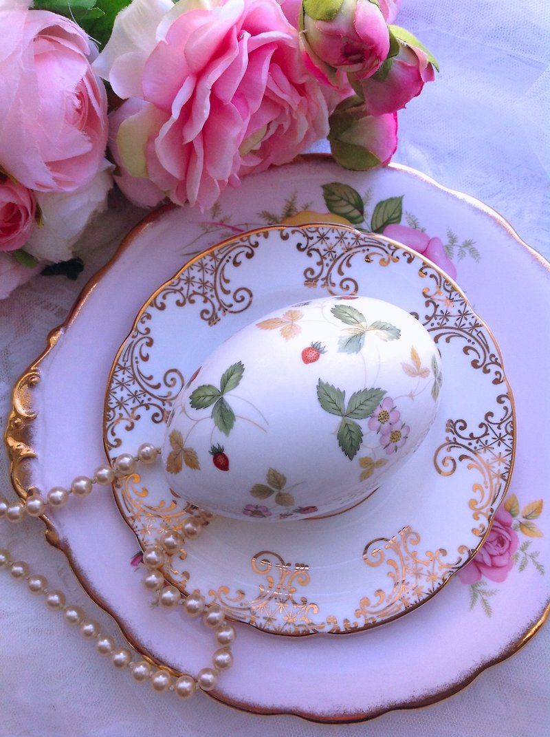 British bone china wedgwood Wild Strawberry wild strawberry egg-shaped jewelry box birthday gift - Storage - Porcelain Multicolor