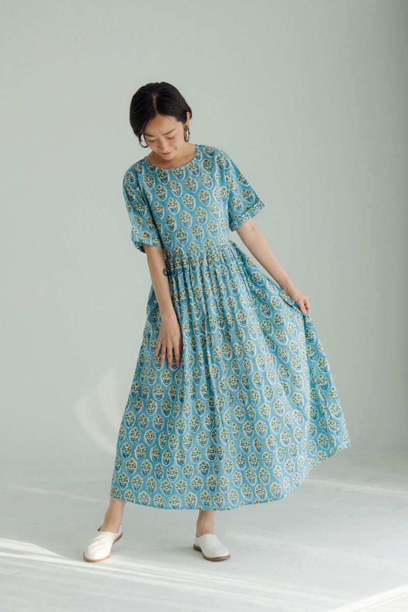 Short-sleeved back tie belt long dress_light blue flower - ชุดเดรส - ผ้าฝ้าย/ผ้าลินิน สีน้ำเงิน