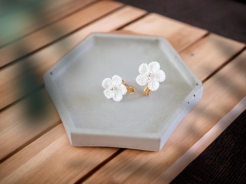 Hand crochet flower Clip-On. apricot blossom - ต่างหู - ผ้าฝ้าย/ผ้าลินิน ขาว