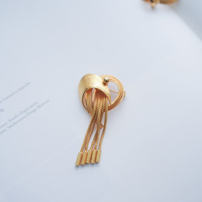 Classic gold tassel vintage antique jewelry pin brooch - เข็มกลัด/พิน - วัสดุอื่นๆ สีทอง