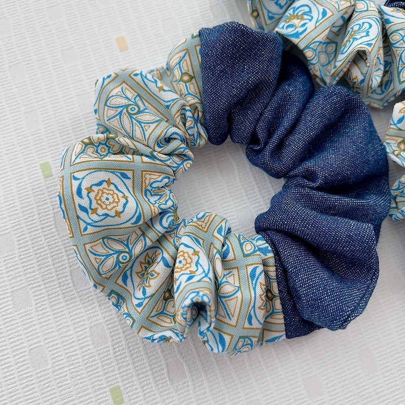 Handmade hair ties/denim tile scrunchie - เครื่องประดับผม - ผ้าฝ้าย/ผ้าลินิน สีน้ำเงิน