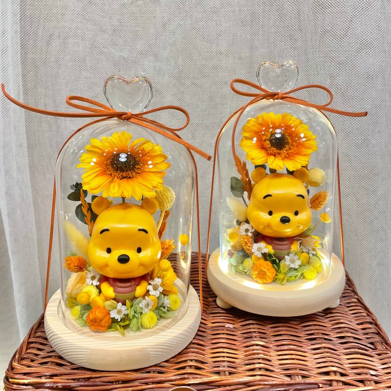 | Little Dreamland Floral Arrangement | Winnie the Pooh Preserved Flower Glass Bell Jar Winnie's Lovely Garden - ช่อดอกไม้แห้ง - พืช/ดอกไม้ ขาว