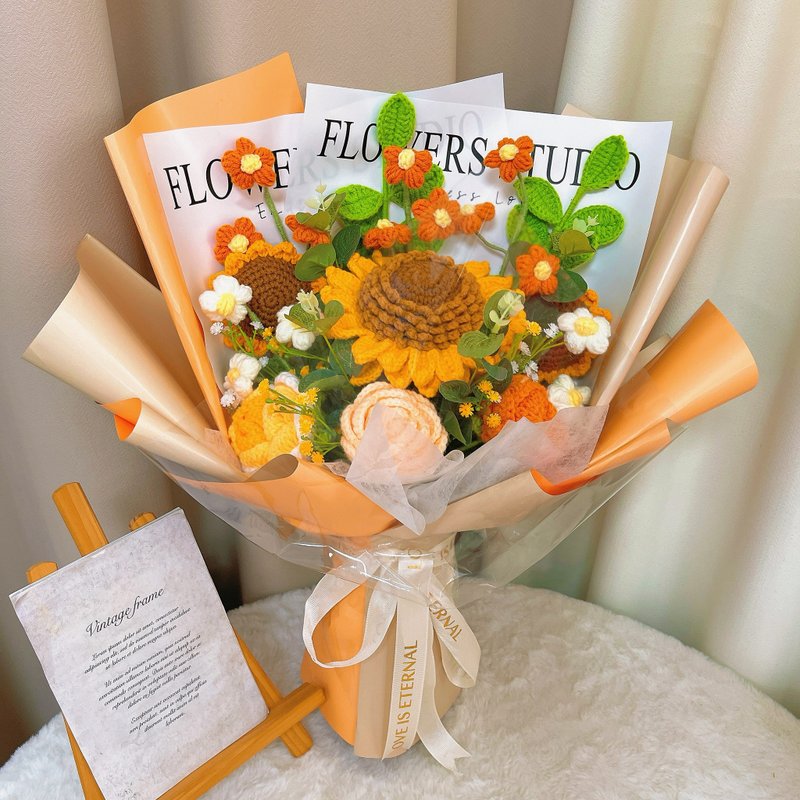 Crochet Sunflower, Rose, and Greenery Bouquet - ช่อดอกไม้แห้ง - ผ้าฝ้าย/ผ้าลินิน สีส้ม