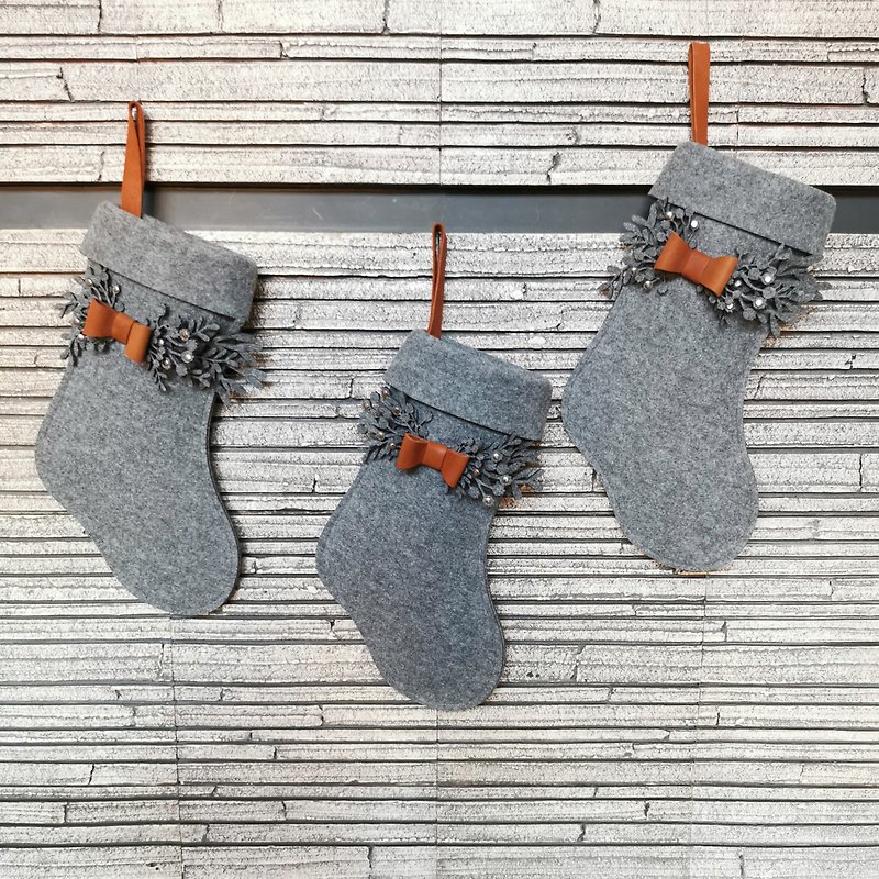 Minimalist style felt Christmas stocking with floral motif decorations - 其他 - 聚酯纖維 灰色