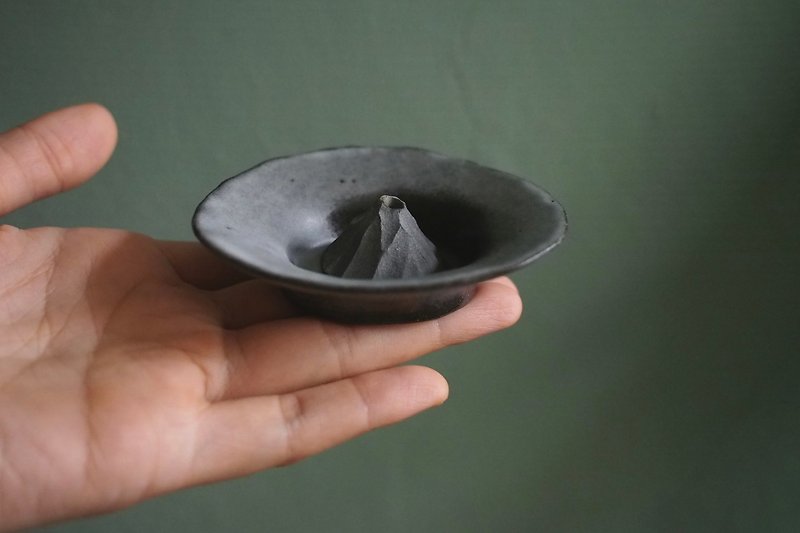Ceramic hill incense sticks incense holder/incense plate_ mud gray - เทียน/เชิงเทียน - ดินเผา สีดำ