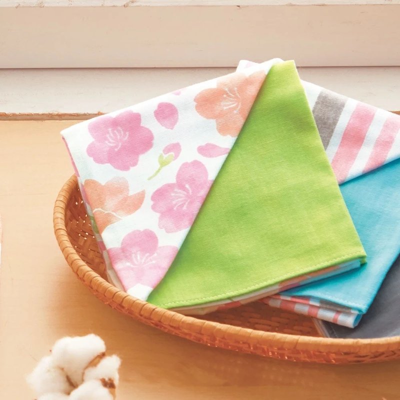 【Miyamoto】Japanese seasonal two-color handkerchief | soft flowers | fresh colors | breathable and comfortable - ผ้าเช็ดหน้า - ผ้าฝ้าย/ผ้าลินิน หลากหลายสี