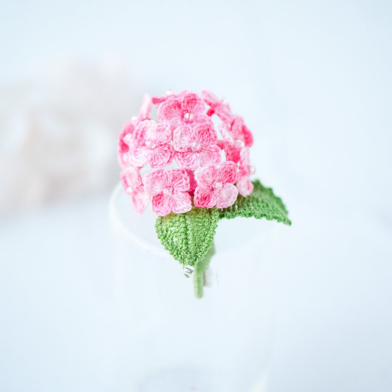 繡球花胸針　(花/繡球花/雨季/夏/青色/禮物/手工編織/四季折々) - 胸針 - 繡線 粉紅色