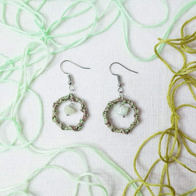 Hand-knitted earrings twist light green prehnite Clip-On/ear hook - ต่างหู - งานปัก สีเขียว