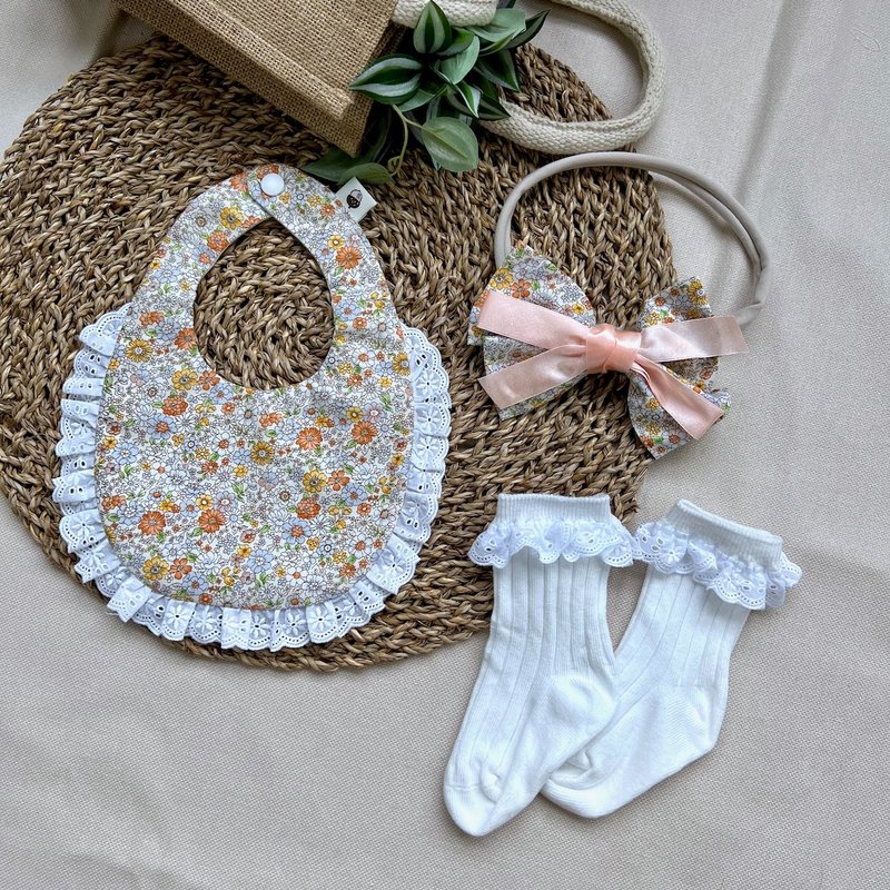 【客製刺繡-彌月禮盒】花海野餐約會 蕾絲荷葉邊碎花 口水巾 - 彌月禮盒 - 棉．麻 橘色