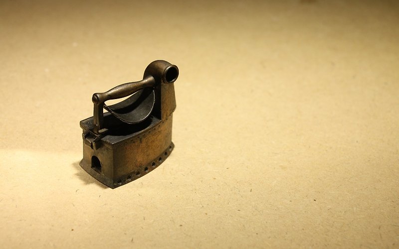 Old PLAY ME Antique Pencil Sharpener from the Late 20th Century in the Netherlands - Iron Styling - ของวางตกแต่ง - ทองแดงทองเหลือง สีนำ้ตาล
