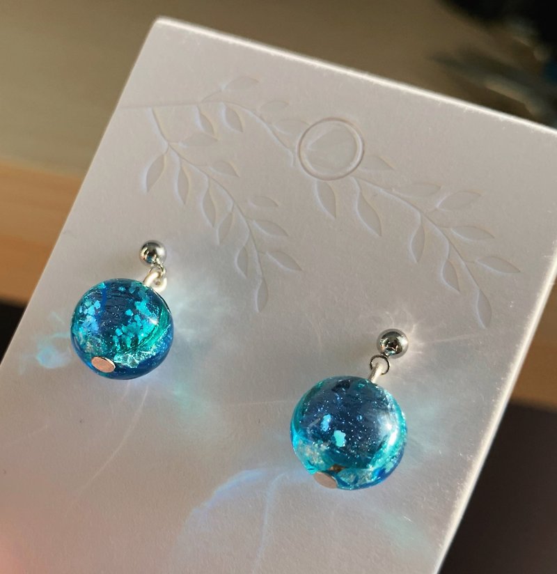 [Glass Series] Aqua Blue Silver Foil Luminous Glaze Bead Earrings - ต่างหู - กระจกลาย สีน้ำเงิน