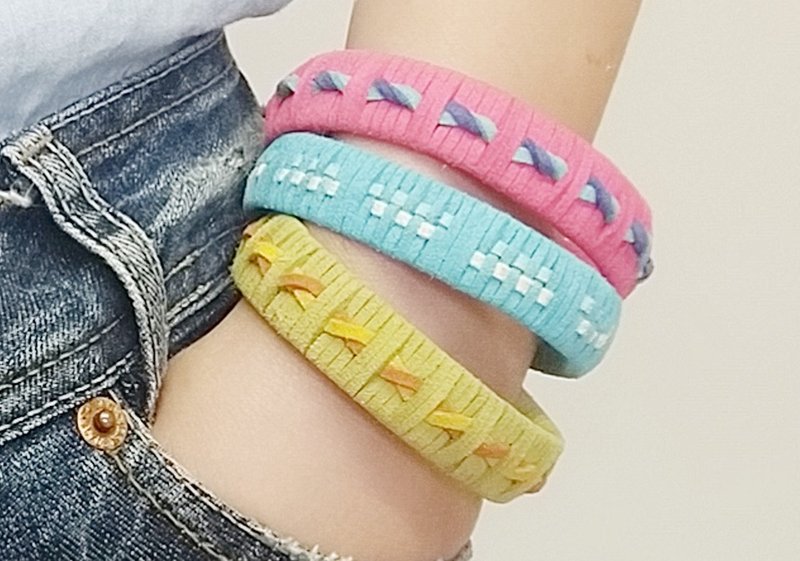 Suede hand-woven / wide round bracelet - customized - สร้อยข้อมือ - วัสดุอื่นๆ หลากหลายสี