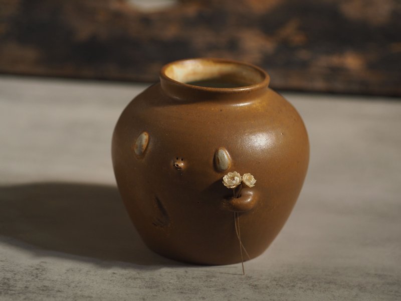 小臉系列-咖啡狗狗花瓶 - 花瓶/陶器 - 陶 咖啡色