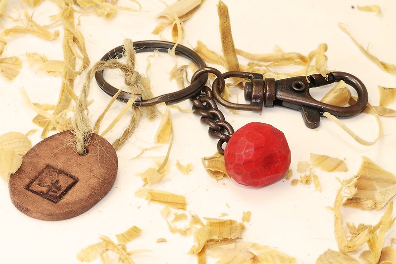 可愛木製圓蘋果鑰匙圈(附小陶牌)--木刻--純手工--手作【可挑色】 - 鑰匙圈/鑰匙包 - 木頭 紅色