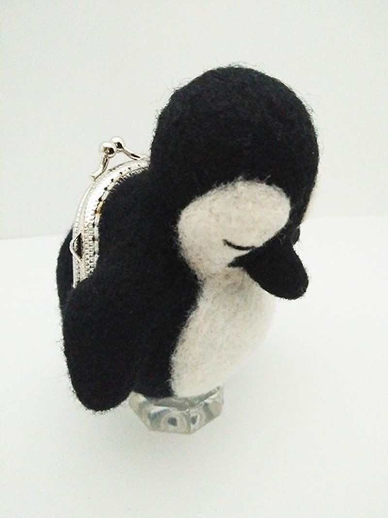 Wool Felt Animal Mouth Gold Ocean Series-Penguin Made in Taiwan Limited Handmade - กระเป๋าใส่เหรียญ - ขนแกะ สีดำ