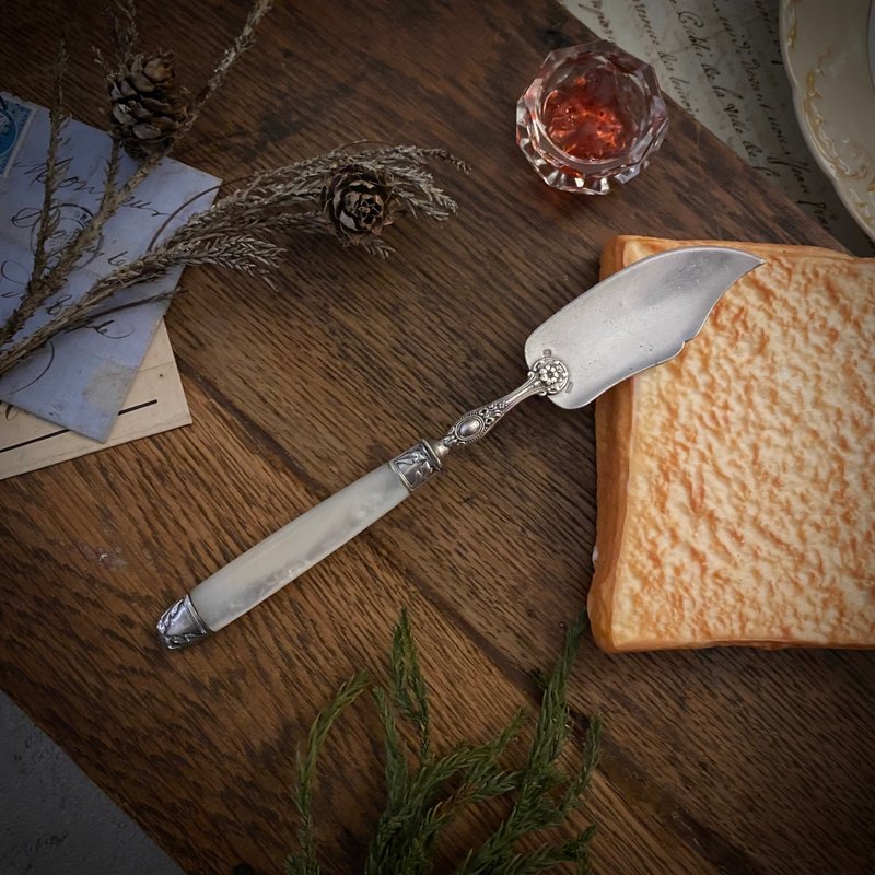 French Louis 16 style mother-of-pearl handle finely embossed Silver butter jam spatula - ช้อนส้อม - เปลือกหอย สีเงิน