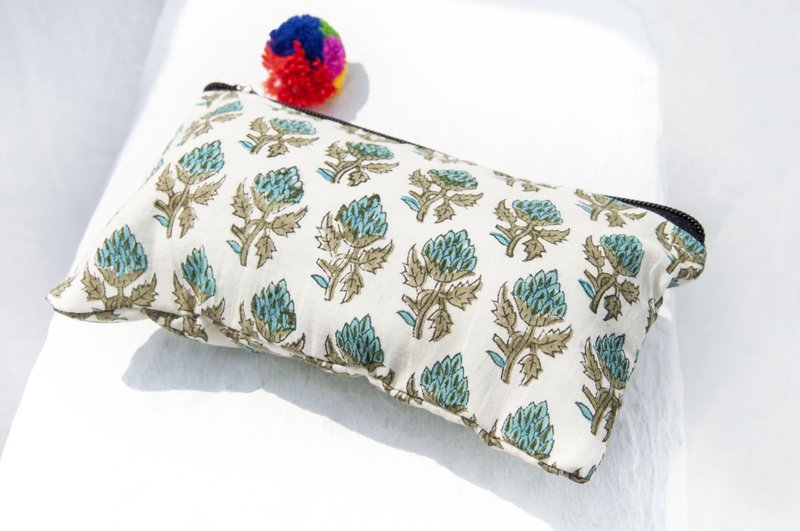 Handmade woodcut printing pencil case/woodcut printing cosmetic bag/leaf plant dyed tableware bag/patchwork mobile phone bag-flowers - กระเป๋าเครื่องสำอาง - ผ้าฝ้าย/ผ้าลินิน หลากหลายสี