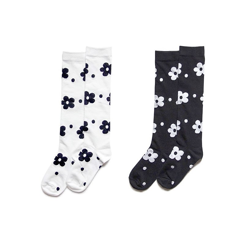Black and white flower socks, two pairs of a - imakokoni - ถุงเท้า - ผ้าฝ้าย/ผ้าลินิน สีดำ
