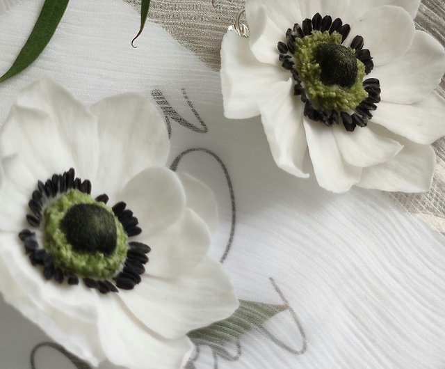 イヤリング花嫁のための白いアネモネの結婚式のイヤリング花のイヤリング ショップ Yaresko ピアス イヤリング Pinkoi