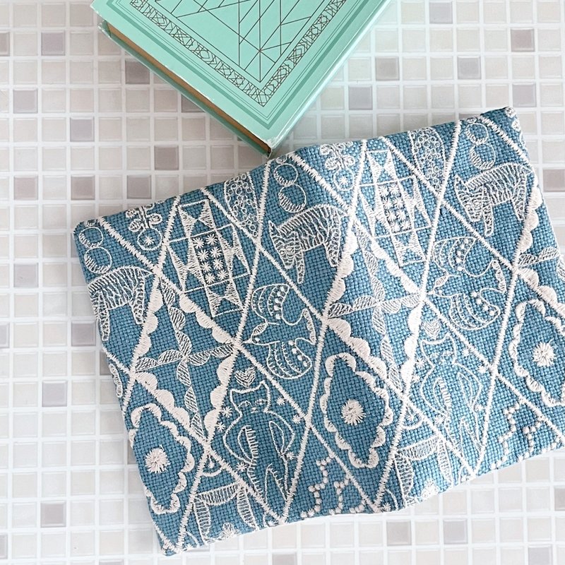 mina perhonen symphony 書衣　刺繍　A6  　ブックカバー　日本制作 - 書衣/書套 - 棉．麻 藍色