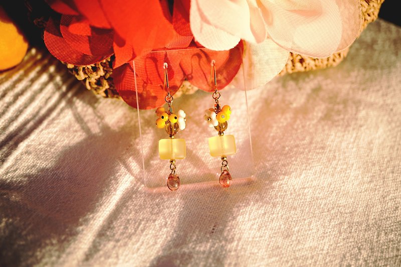 [No.3-lemon white nectar] Japanese-made anti-allergic material|bee|water drop honey|summer feeling|earrings - Earrings & Clip-ons - Glass Yellow