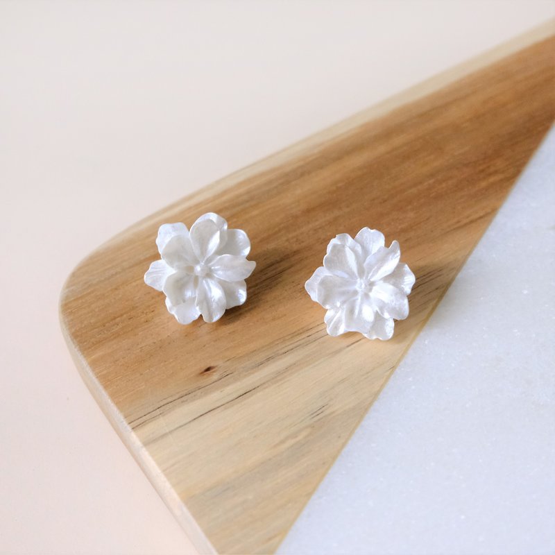 ALYSSA & JAMES white flower earrings - ต่างหู - เครื่องประดับพลอย ขาว