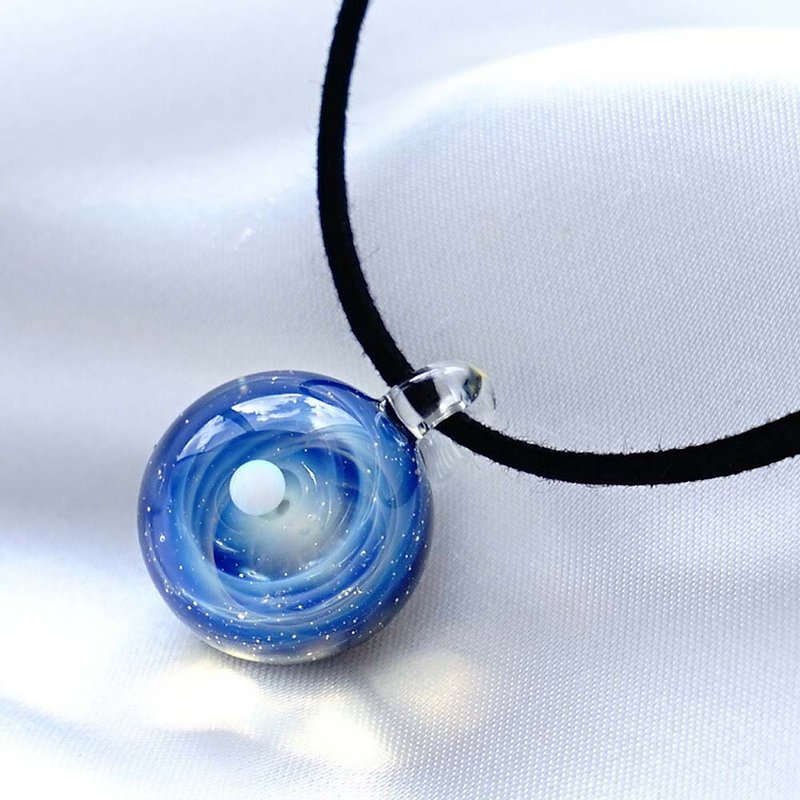The world of super blue. Glass pendant with white opal Blue Blue Space Star Guri Japanese manufacturing Handmade Japanese handmade No shipping fee - Necklaces - Glass Blue