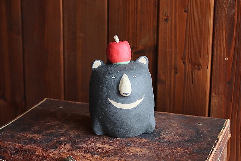 Animal Vase: Asiatic Black Bear with Apple [Made to Order] - เซรามิก - ดินเผา สีนำ้ตาล