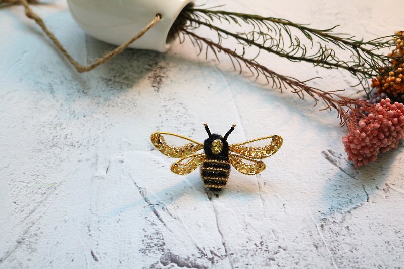 Heavy Craft Original Embroidery Bee Brooch Stereo Su Embroidery Brooch - Brooches - Thread Gold