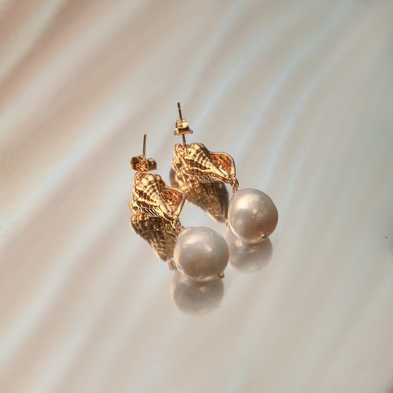 貝殼與珍珠海洋邂逅耳環 Seashell and Pearl Earrings - 耳環/耳夾 - 珍珠 白色