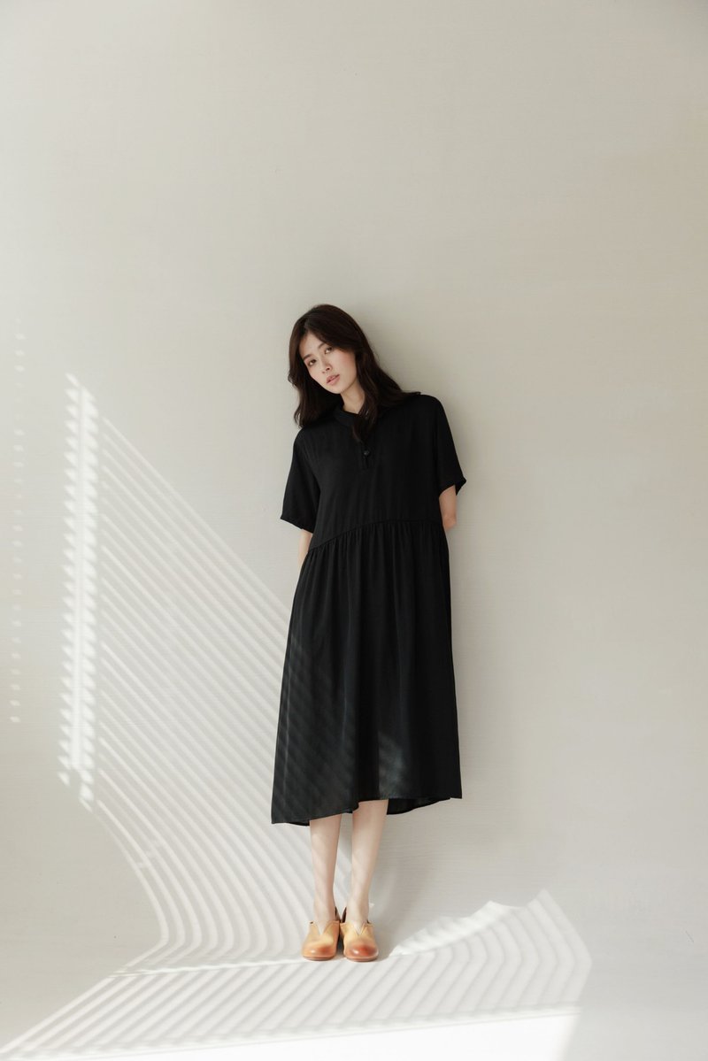 小島飛行軟料短袖洋裝-夜幕 - 連身裙 - 聚酯纖維 黑色
