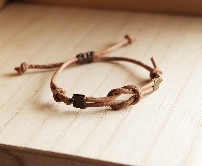 Tie the knot genuine leather in natural tan bracelet unisex adjustable bracelet - 手鍊/手環 - 真皮 咖啡色