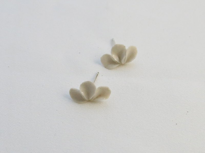 Nuages ​​white porcelain sterling silver earrings/ear pins - ต่างหู - เครื่องลายคราม ขาว