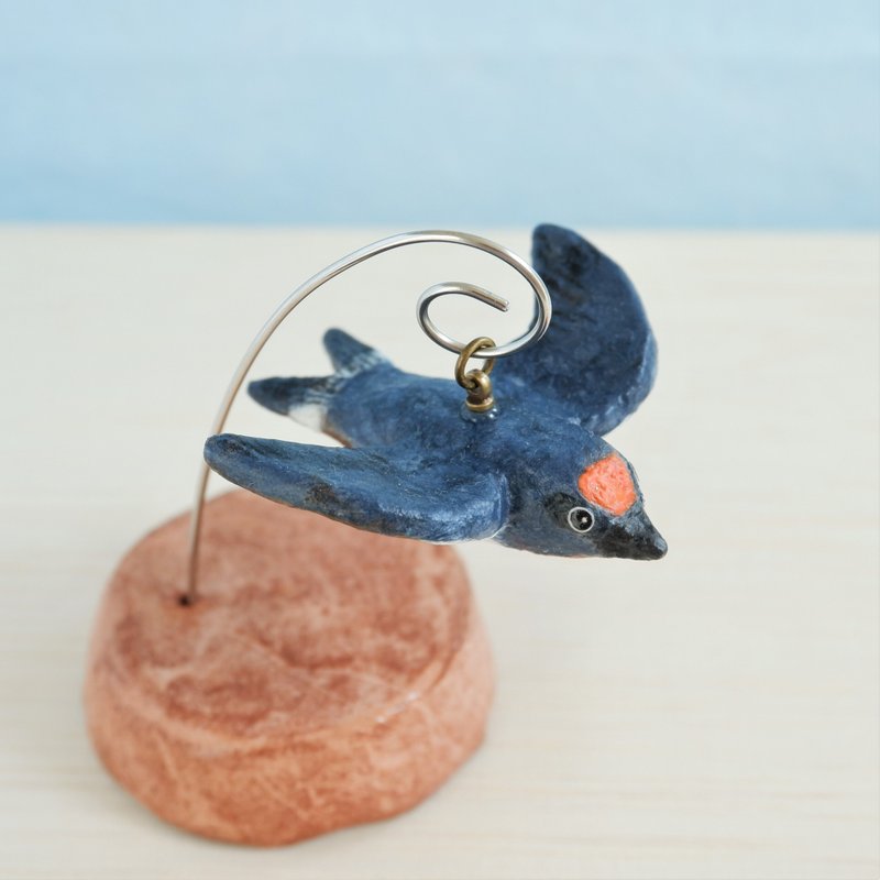 和紙で色付けしたツバメの置き物　吊り飾りタイプ - 擺飾/家飾品 - 黏土 黑色