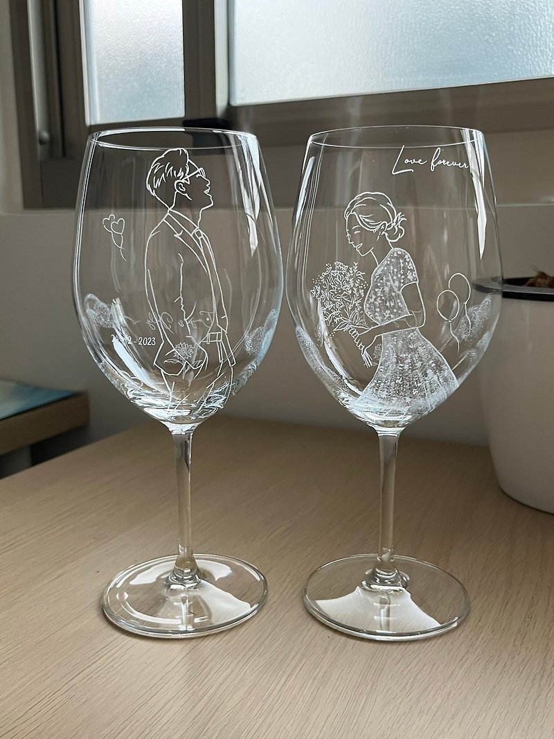 【結婚祝い】ヤン・ホイなどのキャラクターやペットのイラストを集中エリアに夫婦それぞれがワインを彫刻します。 - 似顔絵 - ガラス 透明