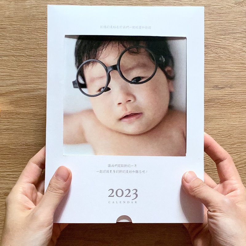 客製化寶寶照片 2023月曆桌曆 送老婆老公爸爸媽媽的週年紀念禮物 - 月曆/年曆/日曆 - 紙 