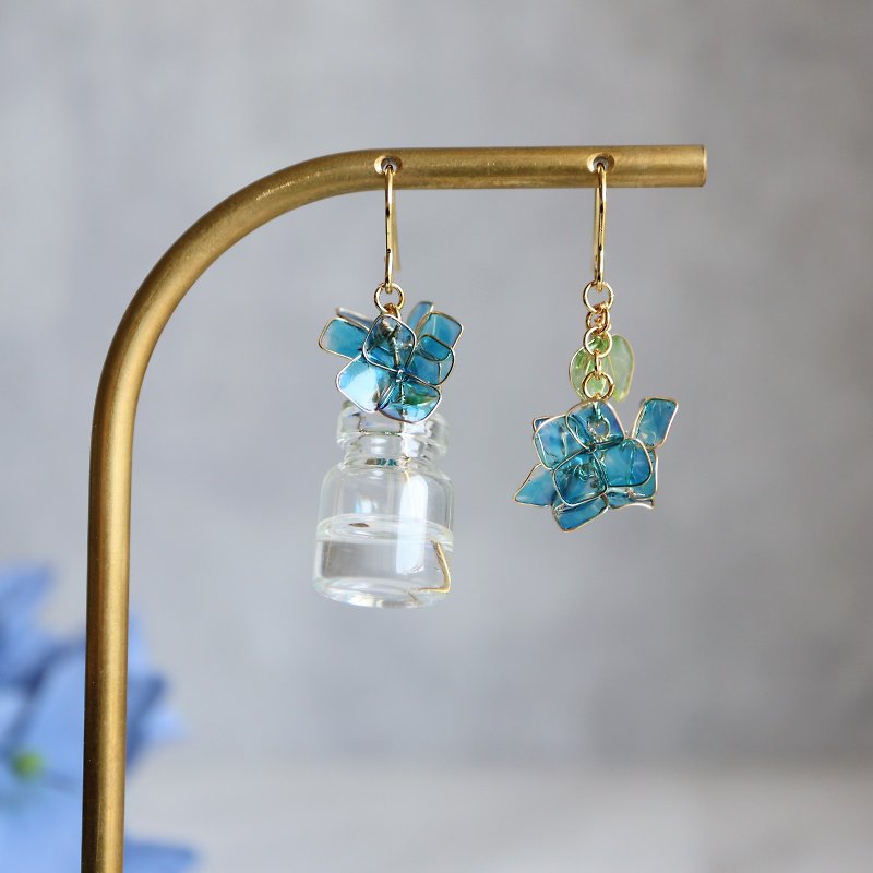 Single hydrangea earrings - Earrings & Clip-ons - Resin Blue