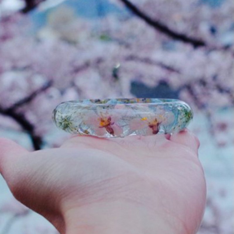季節の京都宇治ソメイヨシノ-桜のブレスレット（ピンクの花の浅いブルー底）··花の花は不滅と言った - ブレスレット - 寄せ植え・花 ブルー
