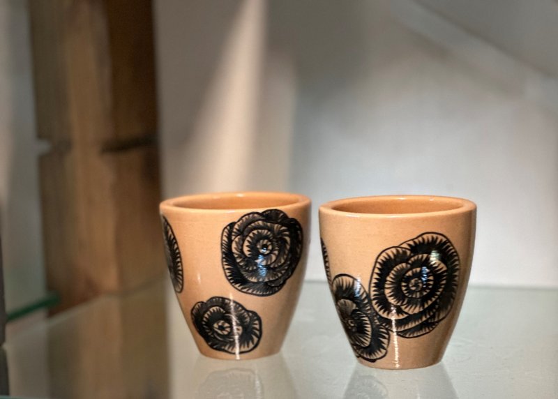 純手工繪製款 黑色花朵 陶瓷杯 (一入) - 茶壺/茶杯/茶具 - 陶 黑色