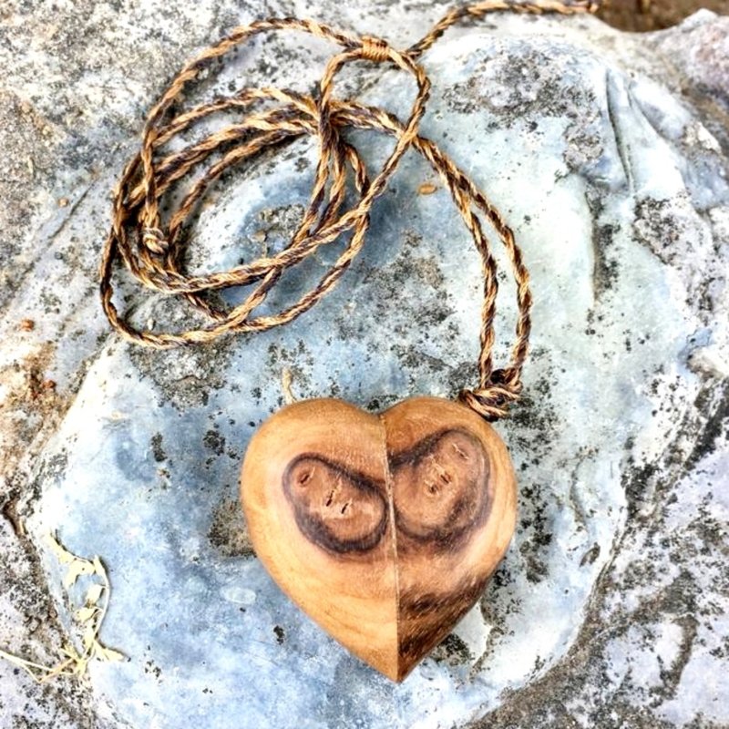 Wooden handcarved heart,  Handmade. Handcarved. Handmade strap. - 項鍊 - 木頭 