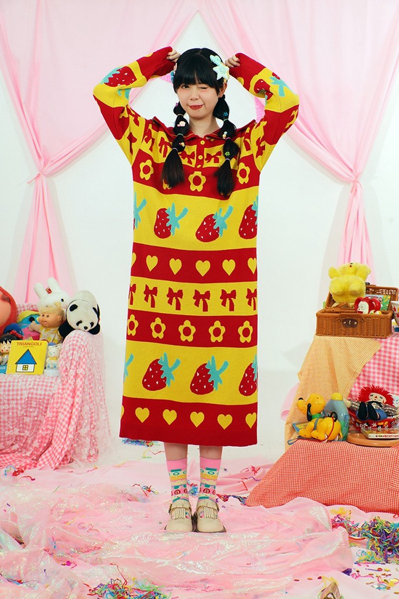 Original knitted strawberry sweater dress for winter - สเวตเตอร์ผู้หญิง - ขนแกะ หลากหลายสี