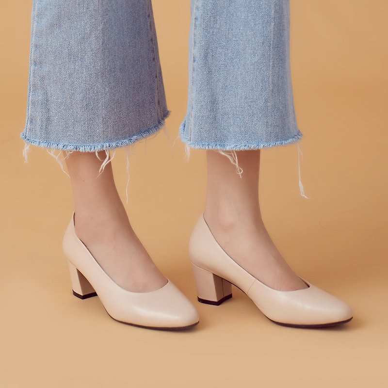 Micro-plastic effect! Commuter OK small square toe mid-heel shoes almond MIT all leather handmade - รองเท้าส้นสูง - วัสดุอื่นๆ ขาว