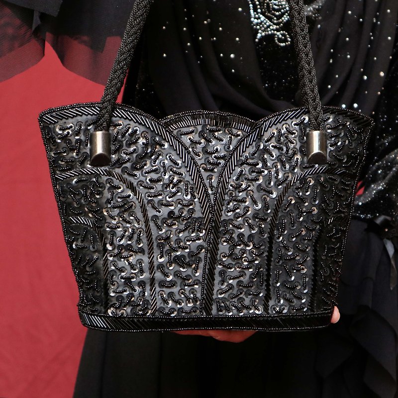 Pumpkin Vintage. Black gorgeous hand-embroidered bead shoulder bag - กระเป๋าแมสเซนเจอร์ - วัสดุอื่นๆ สีดำ