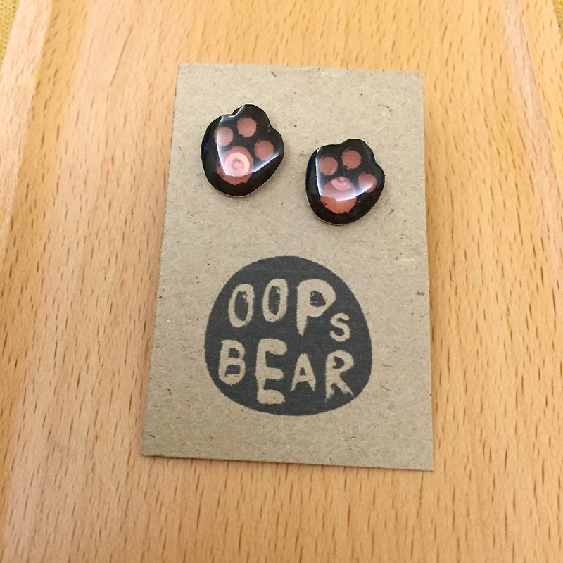 Oops bear - 黑色熊掌耳環 - 耳環/耳夾 - 壓克力 白色