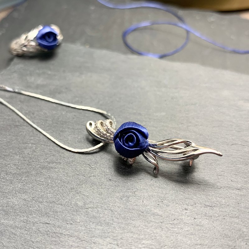 【Re-Re】 Silk Flora - Starry Midnight Tiny Roses Brooch - Necklaces - Silk Blue