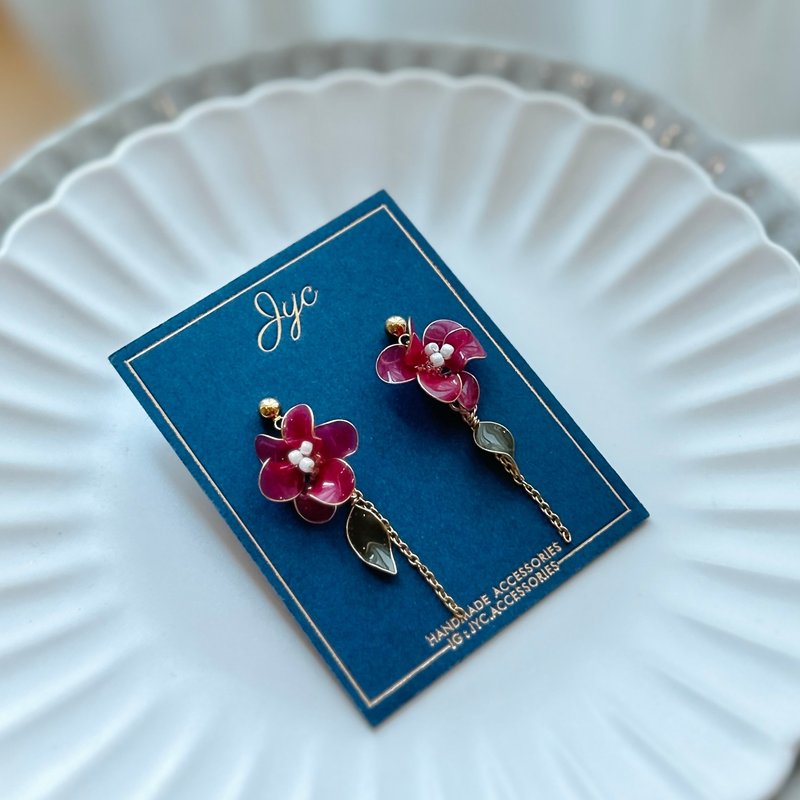 Red flower swaying handmade three-dimensional crystal flower earrings painless Clip-On UV jewelry - ต่างหู - วัสดุอื่นๆ สีแดง