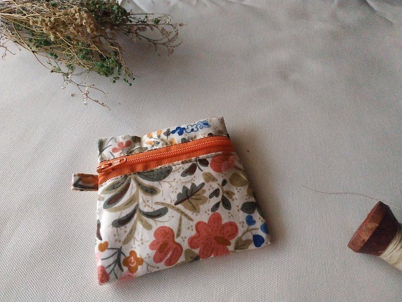 Small square dry coin purse card holder wedding souvenir illustration style garden - Coin Purses - Cotton & Hemp White
