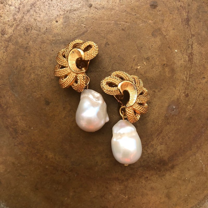 Vintage Gold Tone Baroque Pearl Drops (Clip-on) - Earrings & Clip-ons - Pearl 