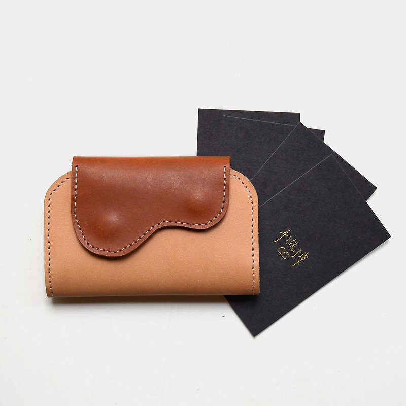 [Name in God's mouth] vegetable tanned cowhide business card holder primary color X brown leather card holder lettering gift - ที่เก็บนามบัตร - หนังแท้ สีกากี
