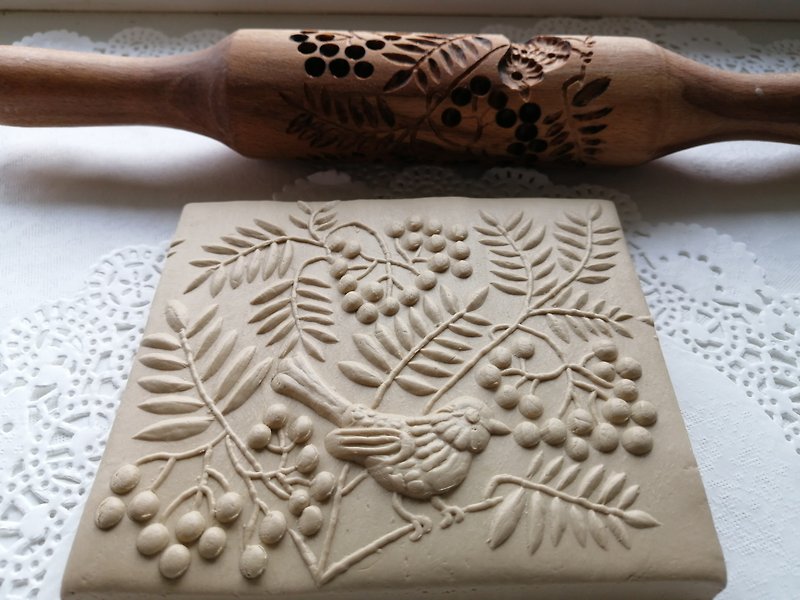 Embossed stamp, engraved rolling pin for cookies, with rowan and bird design. - 烘焙/料理 - 木頭 咖啡色
